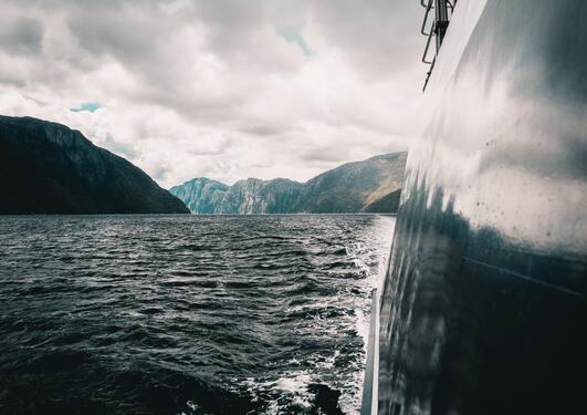 Grønn omstilling. Ferge i fjordlandskap 