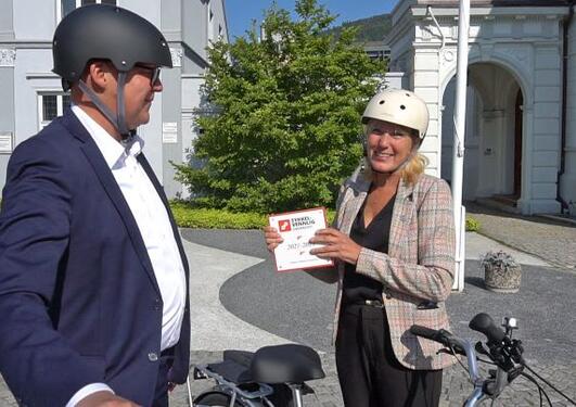 Varaordfører Rune Bakervik og Margareth Hagen med sykkelhjelm