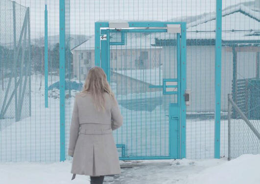 Marianne Walderhaug på vei inn i Bjørgvin fengsel hvor hun jobber.