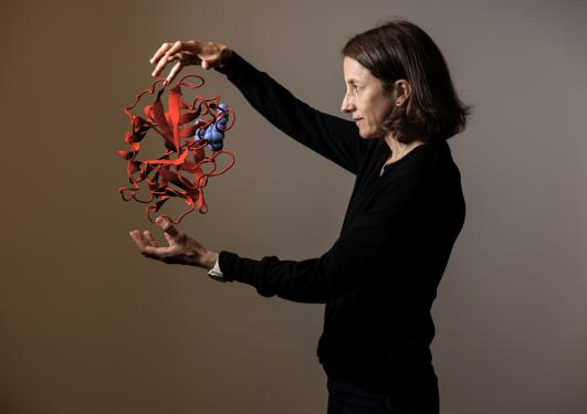 Kvinne som holder rundt en illustrasjon 