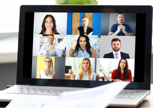 PC-skjerm med bilde av flere personer.