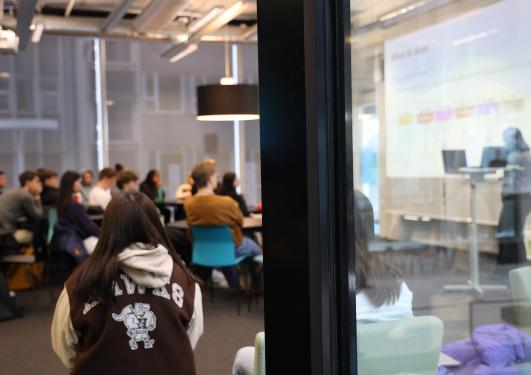 Elever hører på presentasjon under Åpen dag