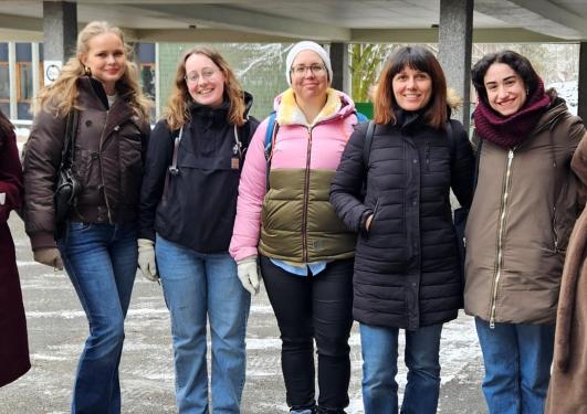 Bilde av de syv studentene som deltar i prakisopplegget.