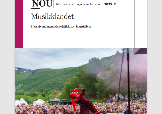 Utsnitt av forsida til "NOU 2025:7 Musikklandet. Flerstemt musikkpolitikk for fremtiden." Viser tittelen til NOU pluss et bilde fra en utekonsert tatt fra scenen, bildet viser en kvinnelig vokalist, publikum og fjell i bakgrunnen.