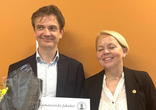 Prisvinnar saman med dekan.