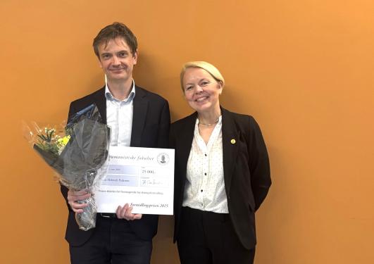 Prisvinner sammen med dekan.