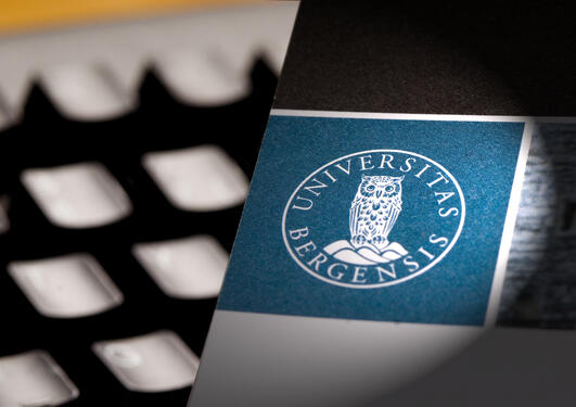 Tastatur og trykksak med UiB-logo