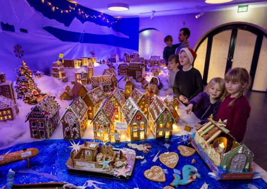 Barn ser på pepperkakebyen på Universitetsmuseet i Bergen