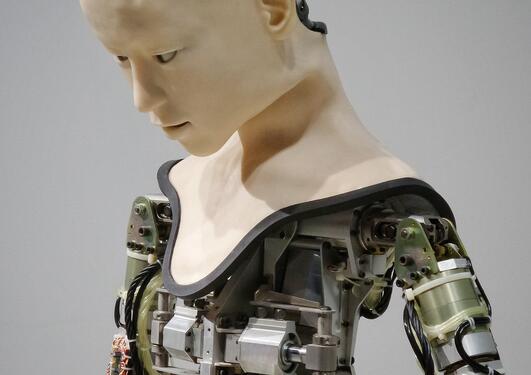 Robot bare delvis dekker av hud, slik at en ser maskineriet inne i hodet og kroppen. 