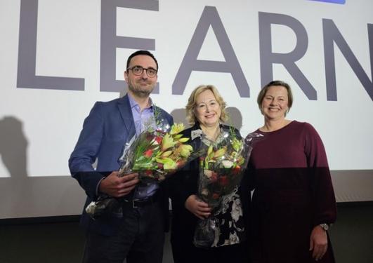 AI LEARN-direktørene Michalis Giannakos, NTNU og Barbara Wasson, UiB, med Stine Lehmann, Dekan ved Det Psykologiske Fakultetet, UiB. 