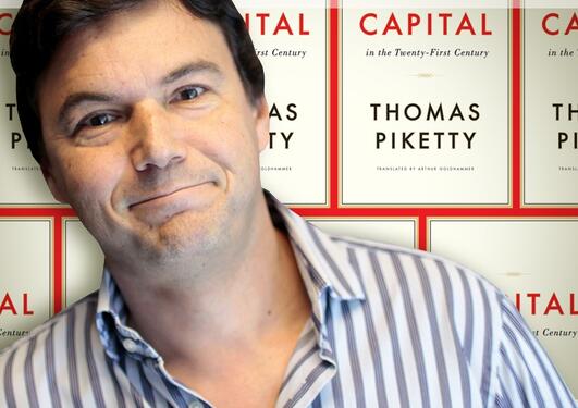 Bilde av Thomas Piketty med boken "Capital in the Twenty-First Century" i bakgrunnen