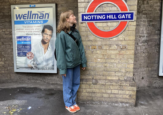 Rebekka Obrestad foran undergrunnskiltet Notting Hill Gate