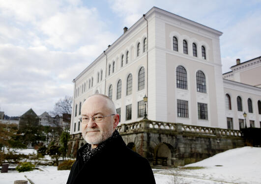 Rektor Sigmund Grønmo foran museets sydfløy, som skal huse den nye aulaen. Med den manglende bevilgningen i statsbudsjettet for 2013 vil prosjektet bli dyrere