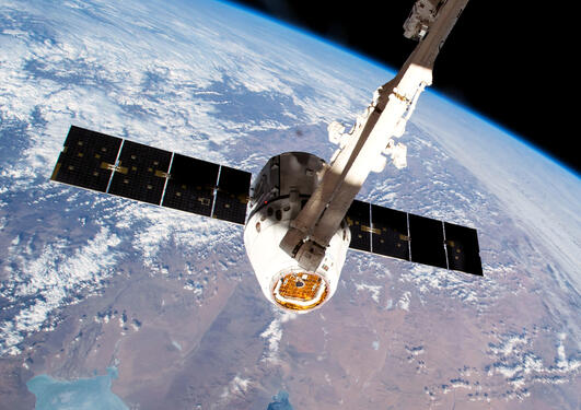 Dragon-modulen med UiB-teknologi koblet til ISS
