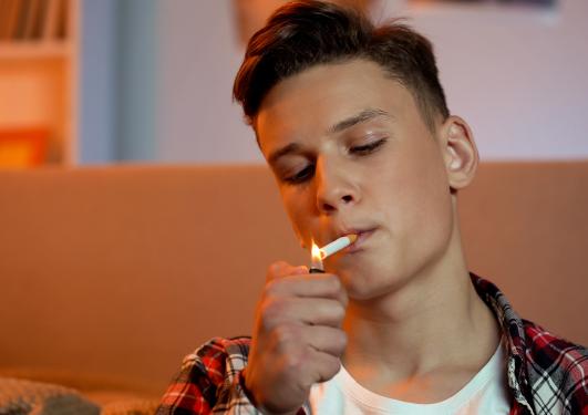 bilde av ung gutt som røyker