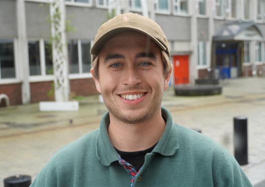 Portrett av Ruben Schelbred ute på gaten