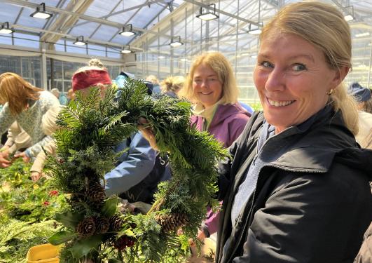 Runa viser kransen sin