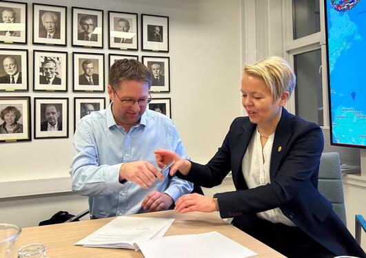 Bilde av dekan ved HF Camilla Brautaset og rektor ved Amalie Skram VGS Lars B erntsen undertegner samarbeidsavtale