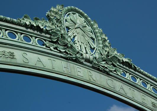 Bildet viser Sather Gate ved University of Berkeley