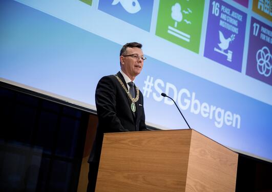 Rektor Dag Rune Olsen holder innlegg på den første Bærekraftskonferansen for universitets- og høyskolesektoren i Bergen i februar 2018. 