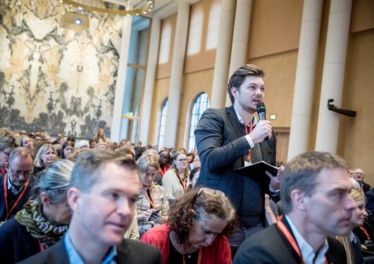 A student asks a question at the 2018 SDG Conference Bergen in the University Aula.