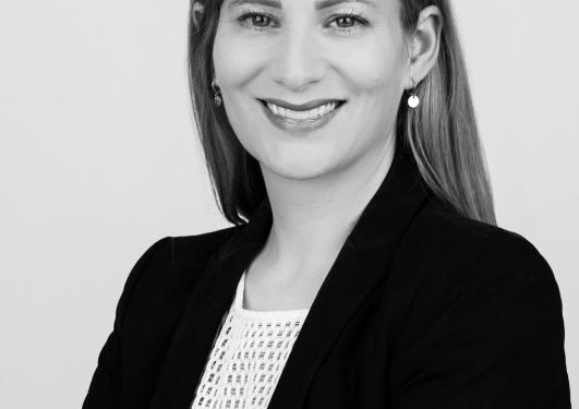 Portrett i svart/hvitt av Anika Seemann