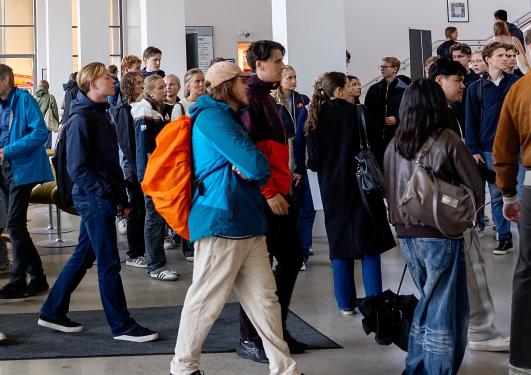Bildet viser studenter på campus.