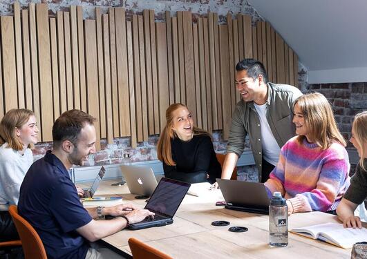 Studenter sitter ved bord