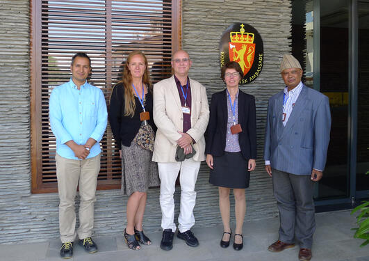 Postdoktor Dipak Sapkota, postdoktor Inger Elisabeth Måren, professor Ole Reidar Vetaas, viserektor for internasjonalisering Anne Christine Johannessen og Ram Chaudhary.