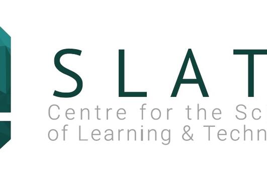 En hvit og grønn logo hvor det står skrevet SLATE: Centre for the Science of Learning & Technology.