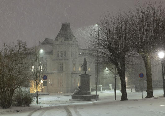 Snø på muséplass