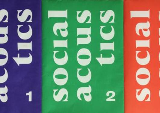 Social Acoustics skrevet i hvit mot tre ulike fargebrakgrunner: Blått, grønt og rødt.