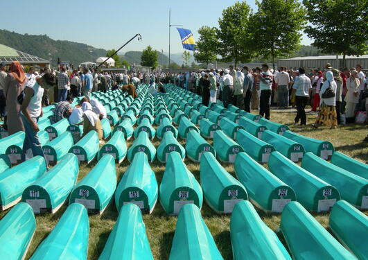 Den 11 juli samler deg seg tusenvis av mennesker på Potocari sletten ved Srebrenica