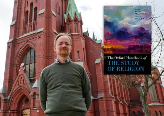 Professor Michael Stausberg utenfor Johanneskirken i Bergen. Innfelt: omslaget til The Oxford Handbook of the Study of Religion.