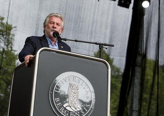 Hans-Wilhelm Steinfeld på talerstol