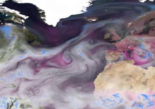 Stillbildet fra animasjonen lengre nede viser en stormbane i Nord-Atlanteren, hvitt er fuktighet, rosa er nedbør. Animasjon: Mats Bentsen