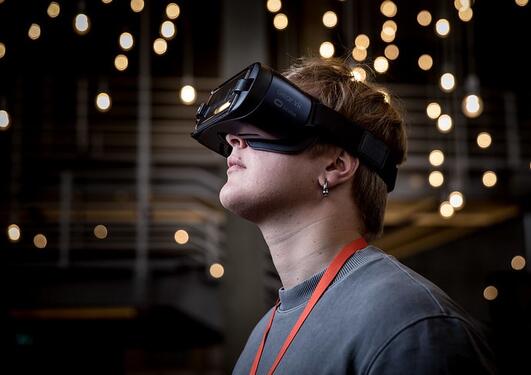 bilde av mannlig student med VR-briller