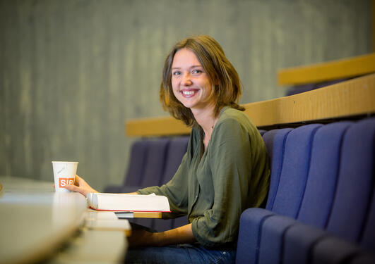 Bilde av student Eirin Aavik Schanke i auditorium