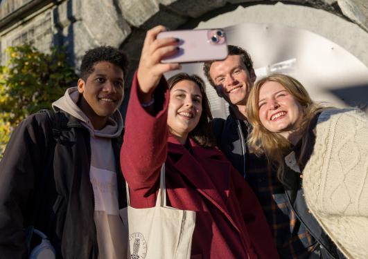 Illustrasjonsbilde: fire studenter tar selfie i Muséhagen