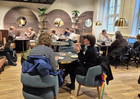 Studenter på plass i nye lokaler.