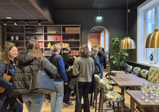 Studenter som strømmer inn i nye lokaler.