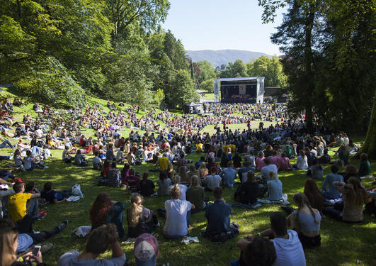  A SPIRITED START: Thousands of students from more than 100 countries gathered in Nygårdsparken in Bergen city centre to celebrate the start of the new academic year.  Photo: Emil Weatherhead Breistein, University of Bergen