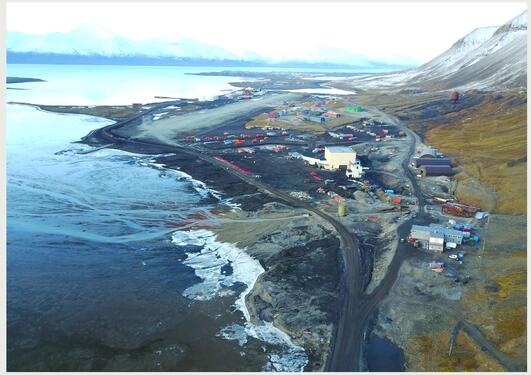 Bildet viser et gruveområde på Svalbard