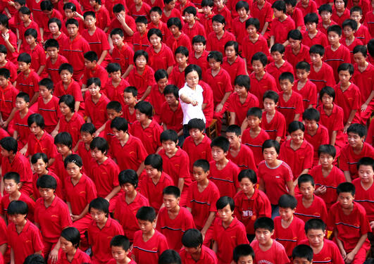 Photo of a teacher walking amongst students in a school in Xuyi County, used as part of an article on Chinese-Norwegian relations in the UiB Magazine.