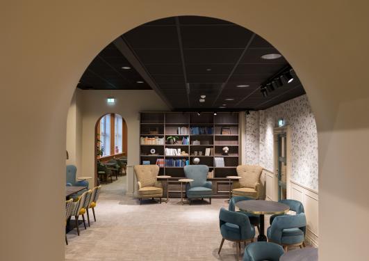 Buegangar mellom dei ulike romma er eit kjenneteikn ved Sydnesstuen