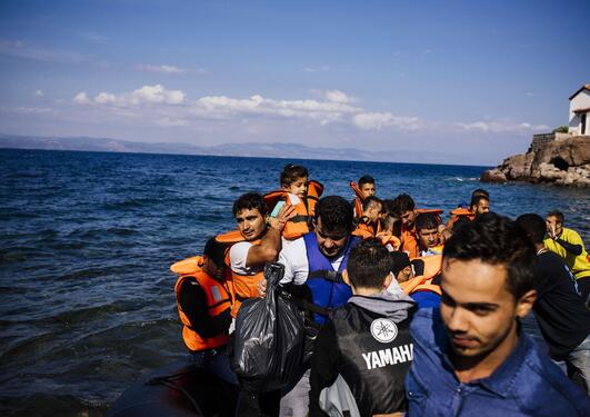 Båtflyktninger stiger i land på den greske øyen Lesbos i oktober 2015.