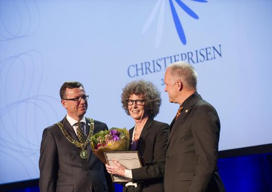 Kristin Helle-Valle mottar prisen under Christiekonferansen