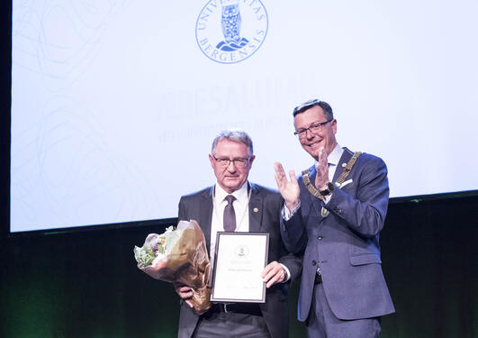 Magnus Matningsdal tek imot prisen som Årets Æresalumn 2017