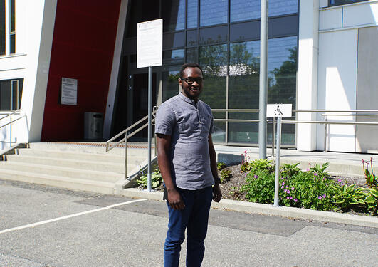 Portrait of Theogene Habumugisha outside of Overlege Danielsens hus