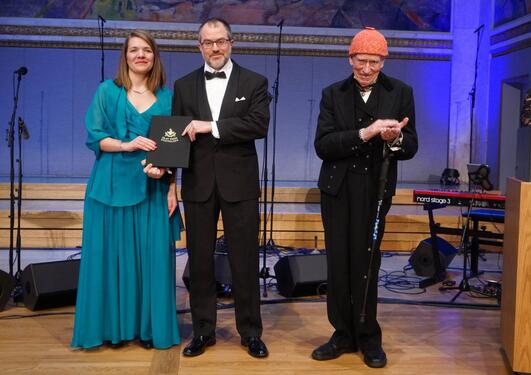 Anne-Karin Faber og Kerim Hestnes Nisancioglu sammen med Olav Thon - Thon pris utdeing 2019